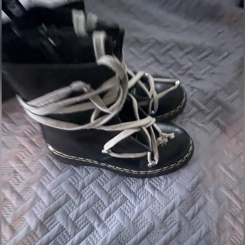 Selling them cause I barely wear them we can talk ab a price.